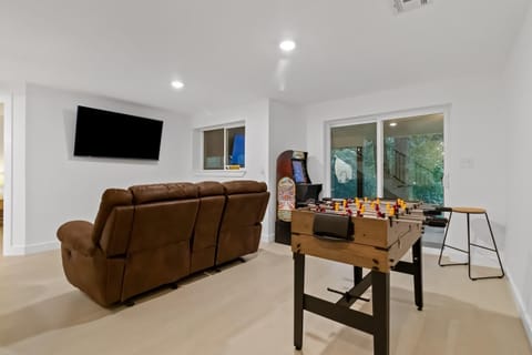Communal lounge/ TV room, TV and multimedia, Seating area, Evening entertainment