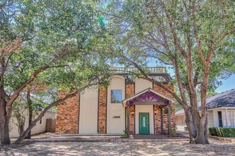 Whistledown Manor 1 block to TTU Hot Tub House in Lubbock