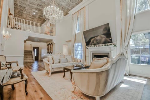 Whistledown Manor 1 block to TTU Hot Tub House in Lubbock