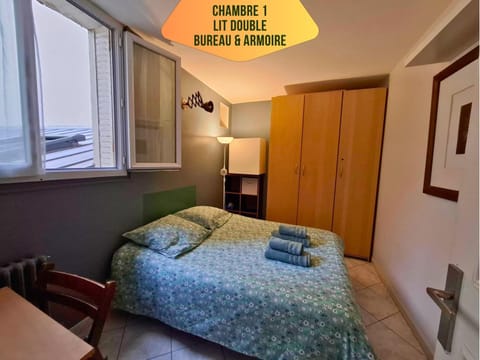 Bed, Photo of the whole room, Bedroom, Text overlay, towels, wardrobe