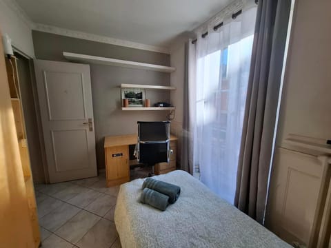 Bed, TV and multimedia, Photo of the whole room, Bedroom, towels, wardrobe