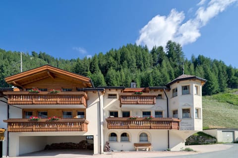 Facade/entrance, Natural landscape, Summer, Balcony/Terrace, Mountain view