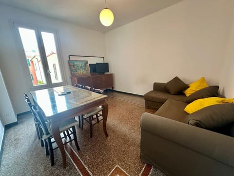 Communal lounge/ TV room, TV and multimedia, Living room, Seating area, Dining area, Evening entertainment
