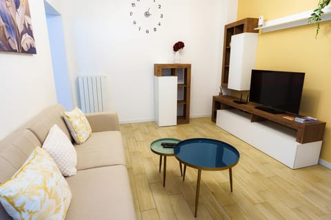 TV and multimedia, Living room, Evening entertainment