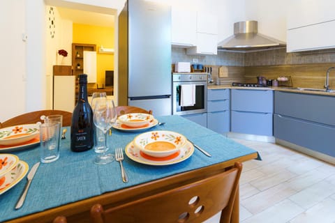 Coffee/tea facilities, Dining area, oven, pet friendly, stove, toaster