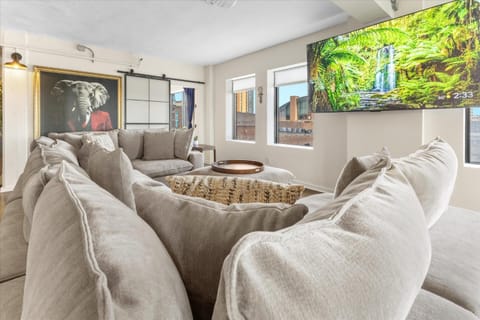 6 BR Condo in the Heart of Indy - 3 blocks to ICC Apartment in Indianapolis