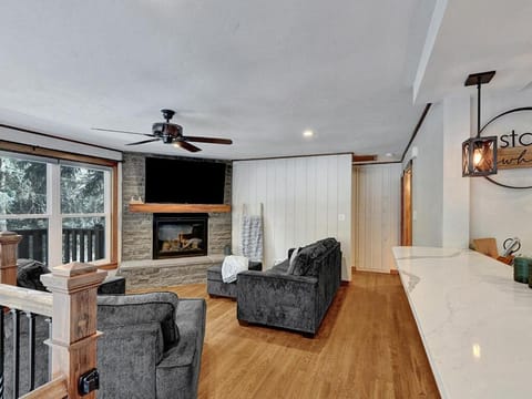 TV and multimedia, Living room, Seating area, fireplace