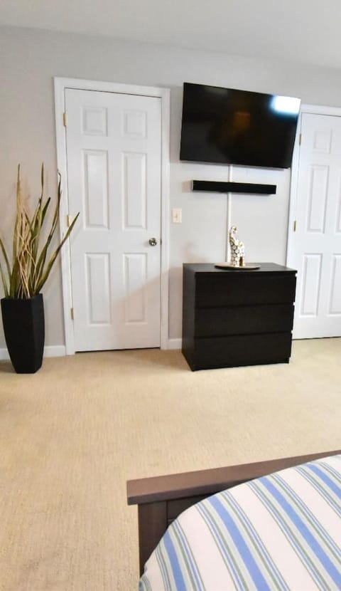 Bed, TV and multimedia, Bedroom