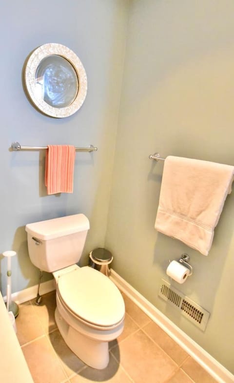 Toilet, Bathroom, towels