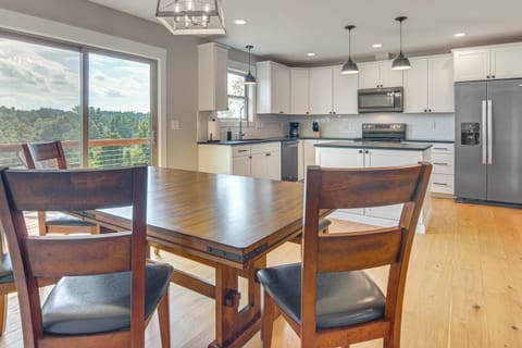 5 Mi to Dtwn, Stunning Views Weaverville Retreat! House in Buncombe County