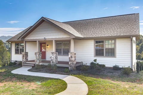 5 Mi to Dtwn, Stunning Views Weaverville Retreat! House in Buncombe County