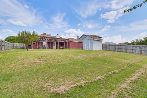 Fenced-In Yard Family Home 4 Mi to Dtwn Killeen! House in Killeen
