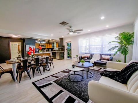 Dania Beach 4-bedroom house - Pool,Parking,Grill House in Dania Beach