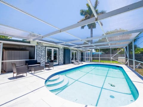 Dania Beach 4-bedroom house - Pool,Parking,Grill House in Dania Beach