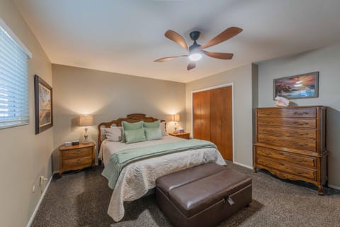 Bed, TV and multimedia, Bedroom