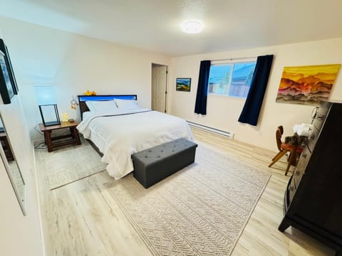 Bed, Photo of the whole room, Bedroom
