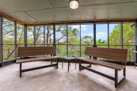 Napping Fox Cottage House in Spring Branch