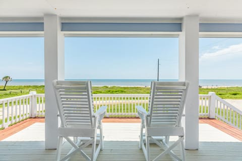 Stunning Beachfront Large Deck Sleeps 14 House in Bolivar Peninsula