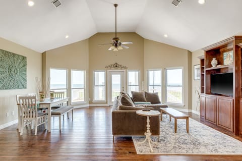 Stunning Beachfront Large Deck Sleeps 14 House in Bolivar Peninsula