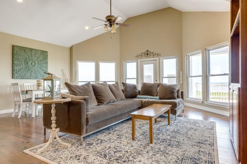 Stunning Beachfront Large Deck Sleeps 14 House in Bolivar Peninsula