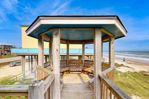 Prime Beachfront Private Gazebo Sleeps 14 House in Bolivar Peninsula