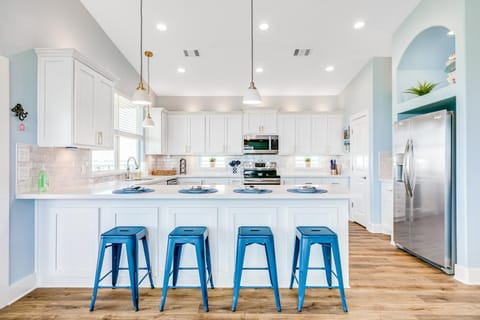Paradise Steps to Beach Large Deck Dog Haven House in Bolivar Peninsula