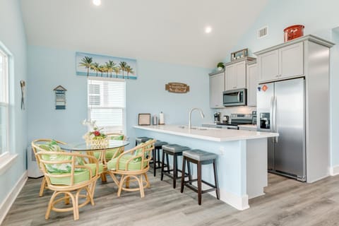 Prime Beachfront Large Deck Family Fun House in Texas City