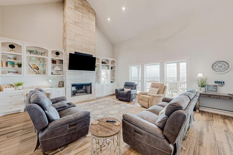 Stunning Beachfront Cargo Lift Sleeps 14 House in Bolivar Peninsula