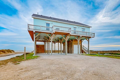Stunning Beachfront Cargo Lift Sleeps 14 House in Bolivar Peninsula