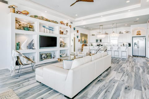 Luxury Beachfront Hot Tub Firepit & Tiki bar House in Bolivar Peninsula