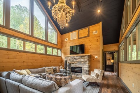 Multi Level Getaway Pool Hot Tub and Fireplace House in Pittman Center