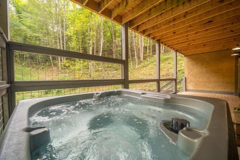 Multi Level Getaway Pool Hot Tub and Fireplace House in Pittman Center
