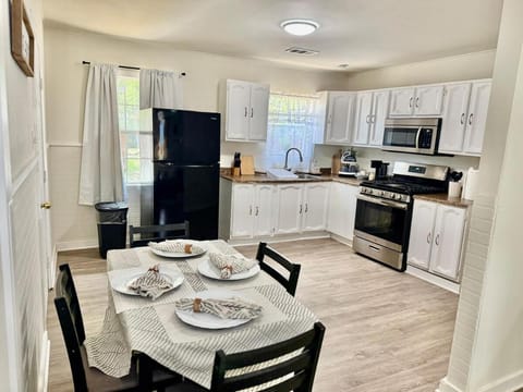 5 min Airport,10 min Circuit America, Downtown, UT House in Montopolis