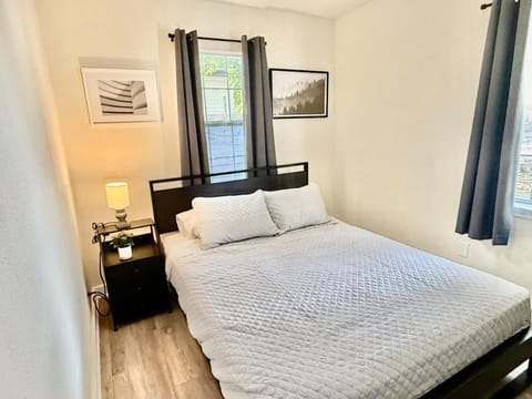 5 min Airport,10 min Circuit America, Downtown, UT House in Montopolis