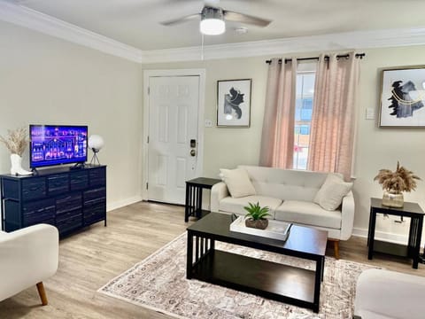 5 min Airport,10 min Circuit America, Downtown, UT House in Montopolis