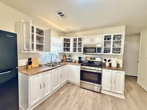 5 min Airport,10 min Circuit America, Downtown, UT House in Montopolis