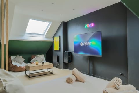 Communal lounge/ TV room, Bed, TV and multimedia, Bedroom