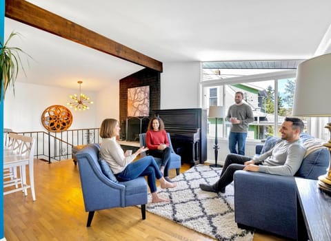 Living room, Seating area, Dining area, fireplace