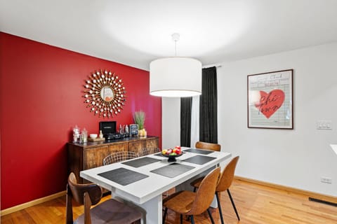 Coffee/tea facilities, Dining area, Entertainment, Dinner, minibar