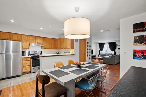 Coffee/tea facilities, Kitchen or kitchenette, Food and drinks, Dining area, dishwasher, oven, pet friendly, stove, toaster