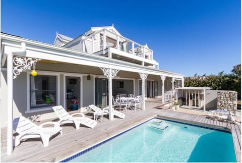 Balcony/Terrace, Pool view, Swimming pool, Swimming pool, sunbed