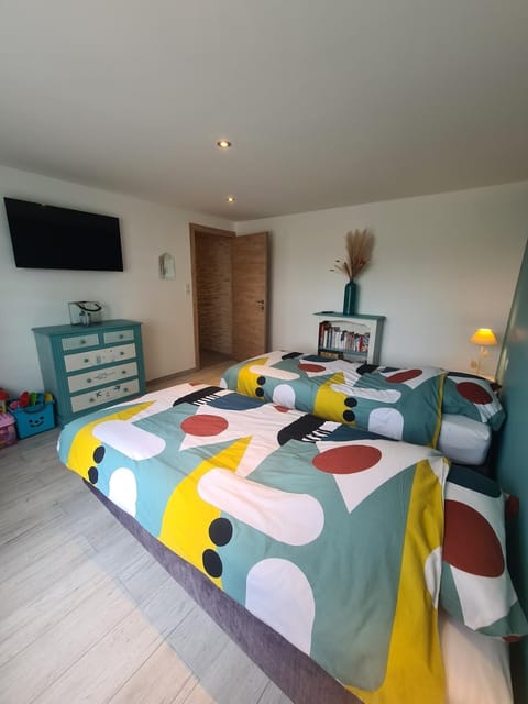 TV and multimedia, Photo of the whole room, Bedroom