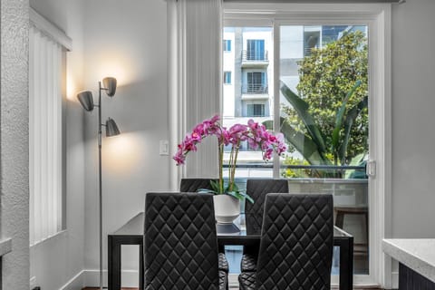 Heart of La, Walk to everything!! Apartment in Westwood