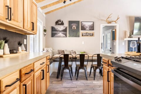 Walk to the Slopes from Modern Cabin with Hot Tub, Moonridge Cabin in Big Bear