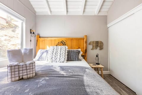 Walk to the Slopes from Modern Cabin with Hot Tub, Moonridge Cabin in Big Bear