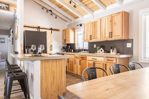 Walk to the Slopes from Modern Cabin with Hot Tub, Moonridge Cabin in Big Bear