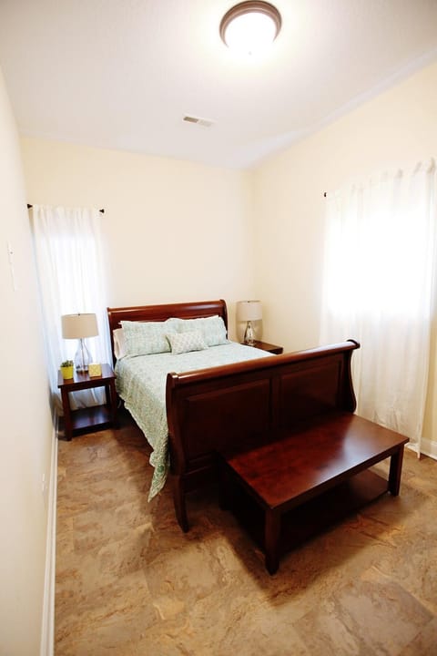 In the HEART of Knoxville3BR 2BA Sleeps 10 House in Knoxville