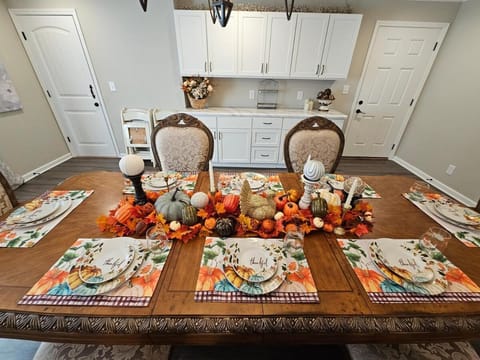 In the HEART of Knoxville3BR 2BA Sleeps 10 House in Knoxville