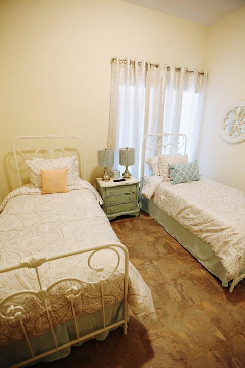 In the HEART of Knoxville3BR 2BA Sleeps 10 House in Knoxville