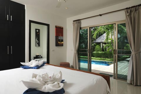 Bed, Bedroom, Garden view, Pool view